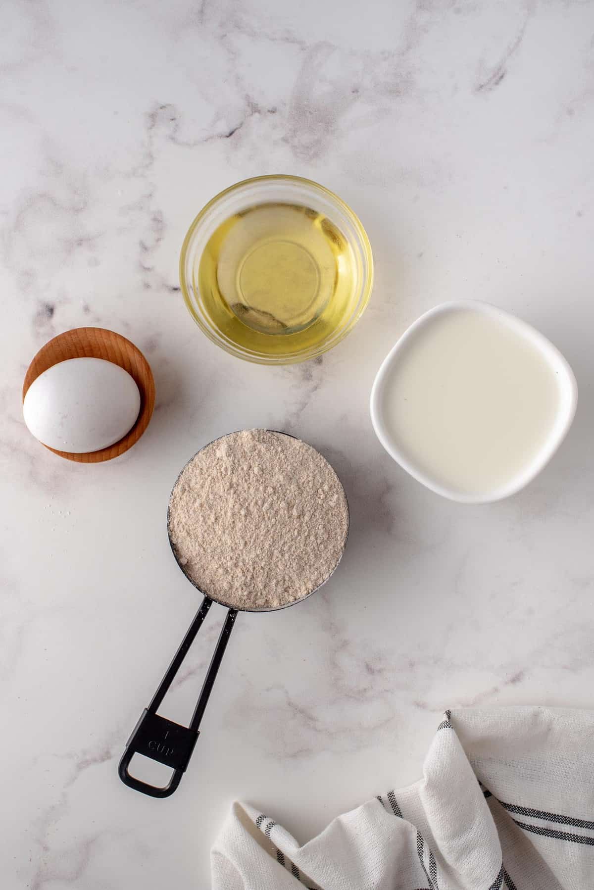 Ingredientes necesarios para la receta, incluyendo mezcla para panqueques.