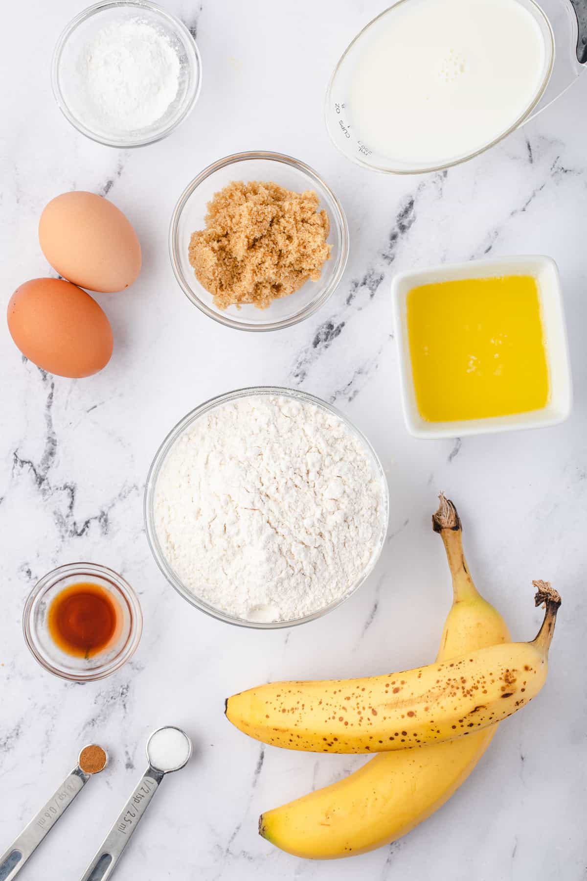 Ingredientes necesarios para la receta, incluidos los plátanos.