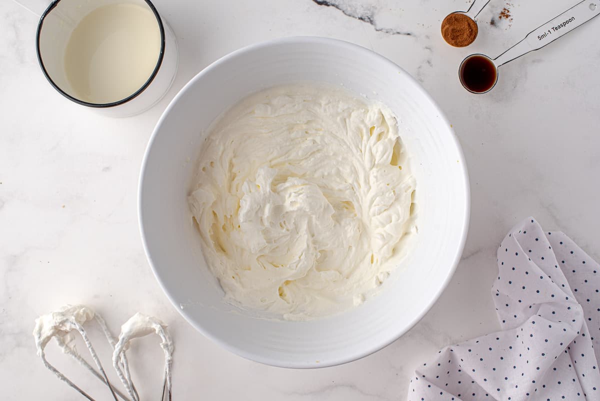 Crema batida en un bol blanco para mezclar.