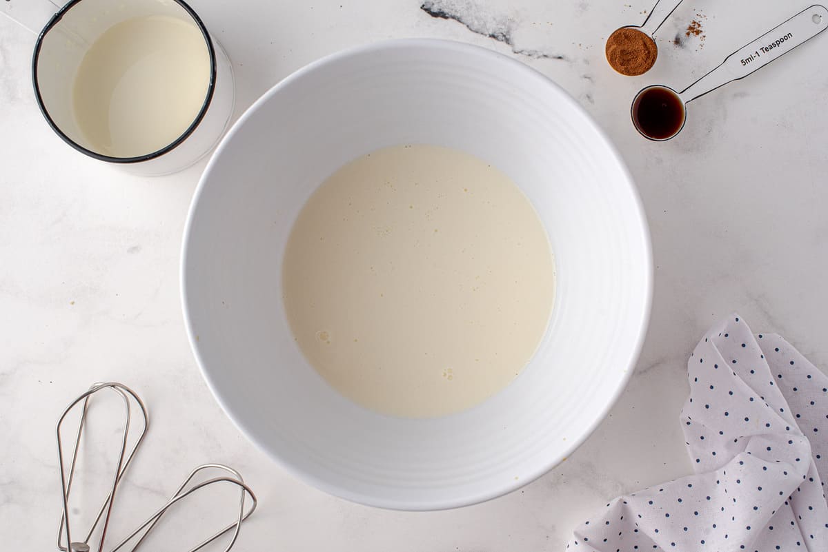 Crema espesa en un bol blanco para mezclar.