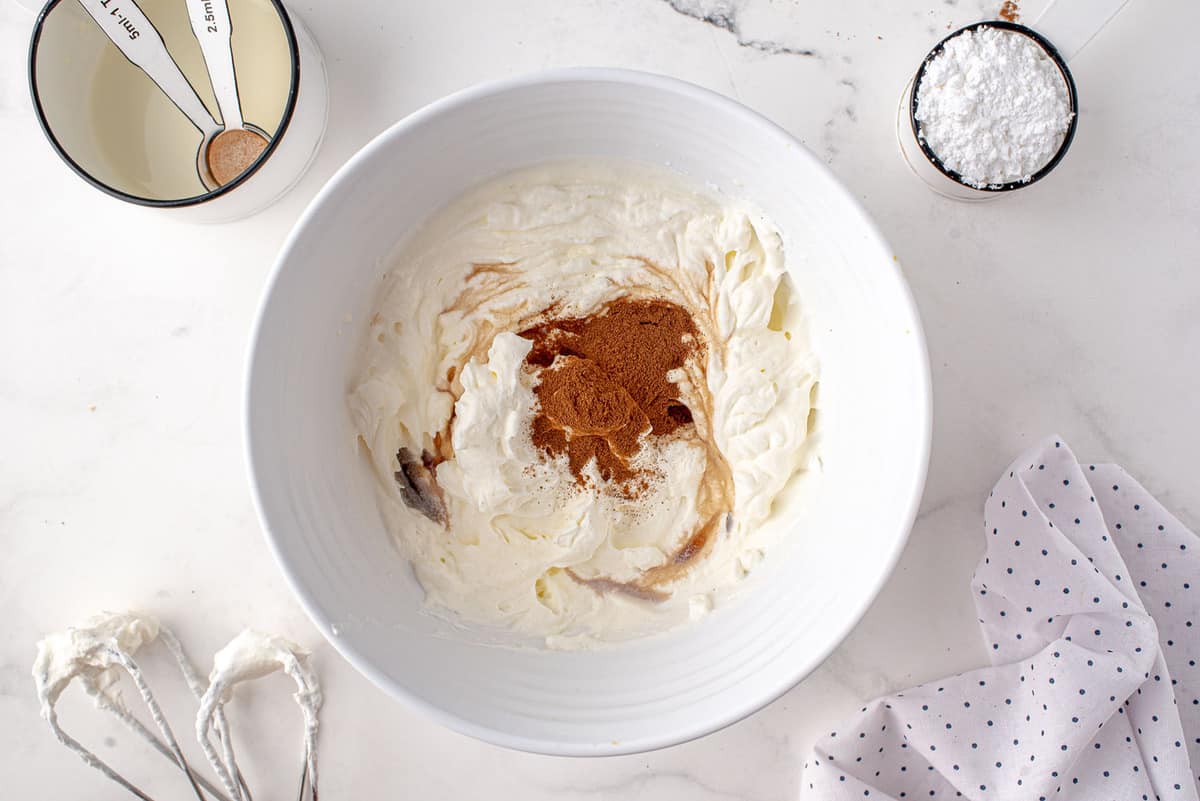 Crema batida cubierta de canela, azúcar y vainilla.