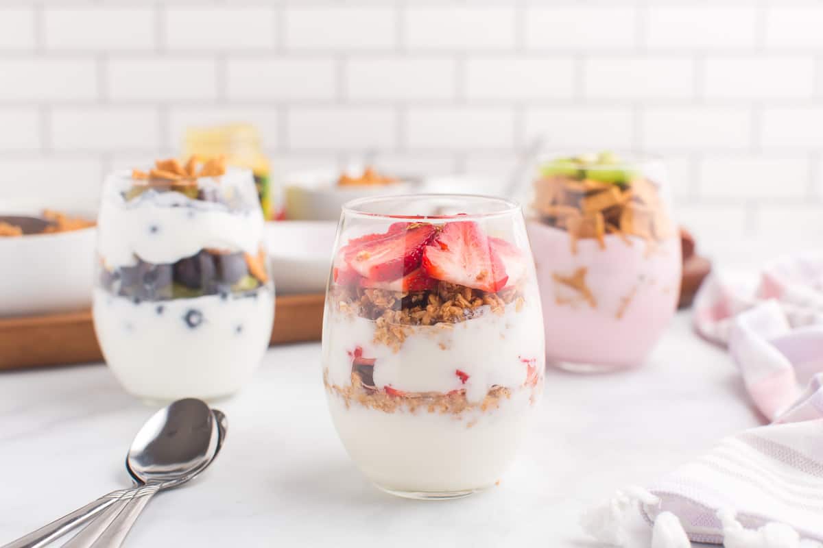 Parfait con yogurt, fresas y granola.