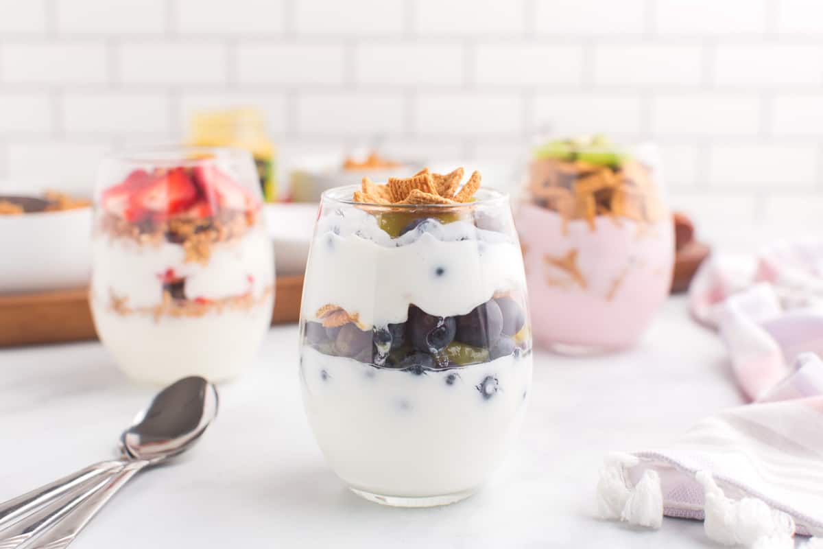 Parfait de yogurt con arándanos y golden grahams.
