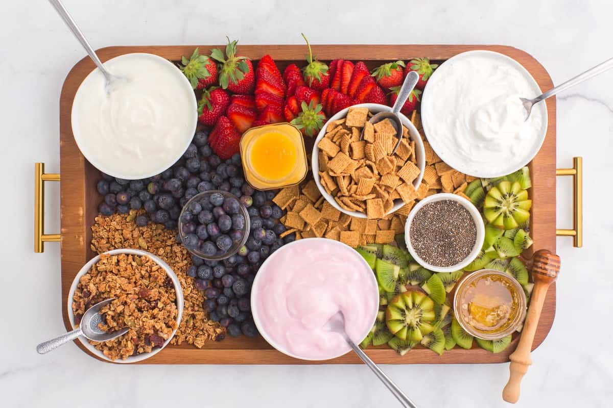 Tabla de parfait con cucharas.