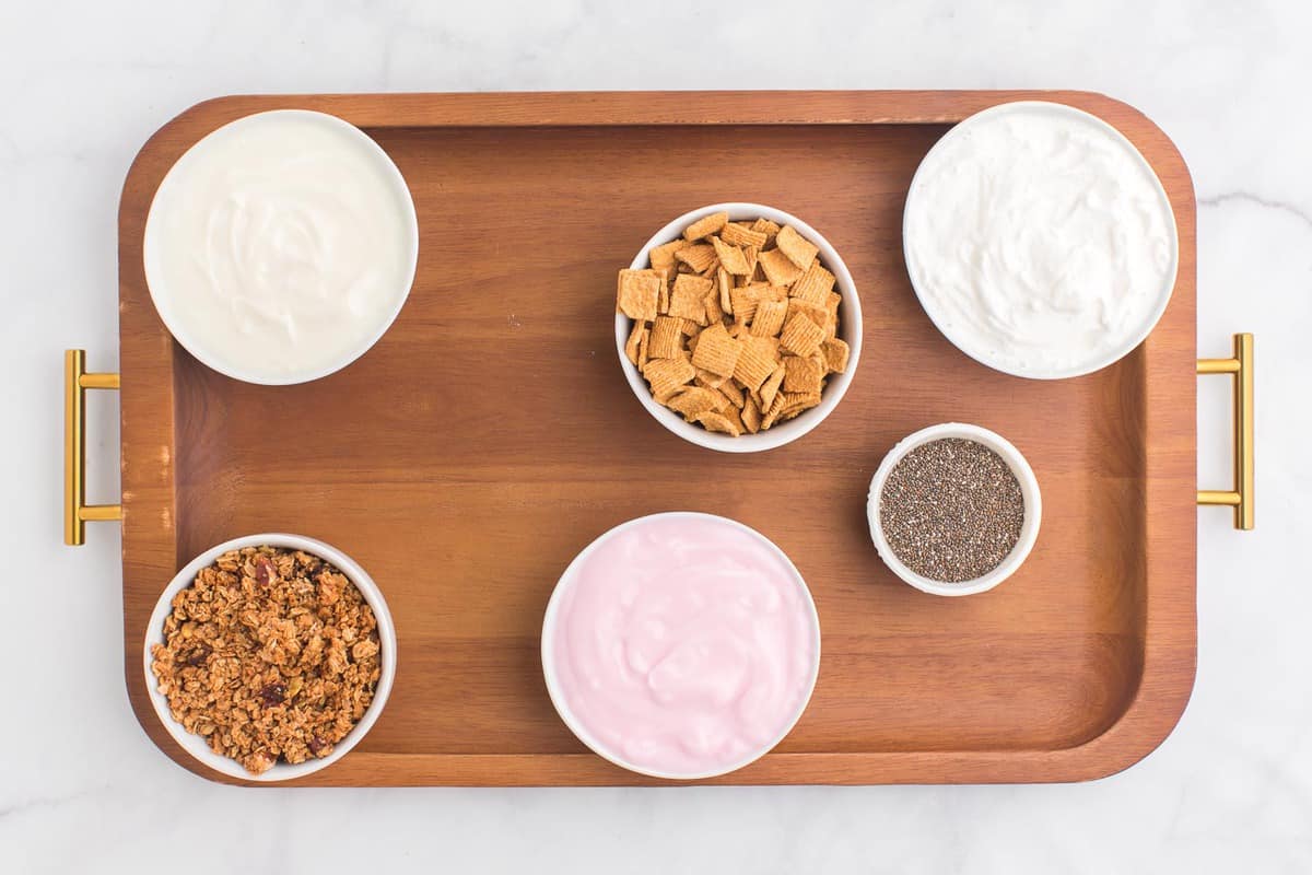 Ingredientes y yogurt en tazones pequeños.