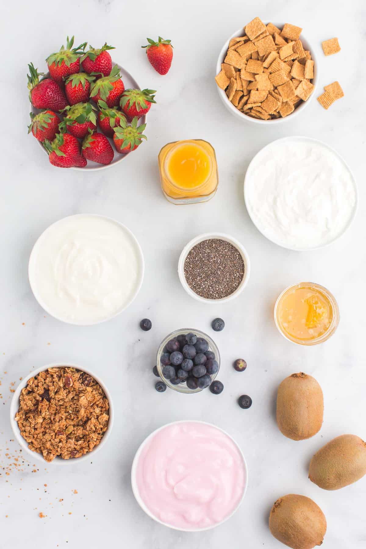 Variedad de ingredientes necesarios, incluyendo tres tipos de yogurt.