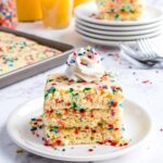 Panqueques de Funfetti en bandeja