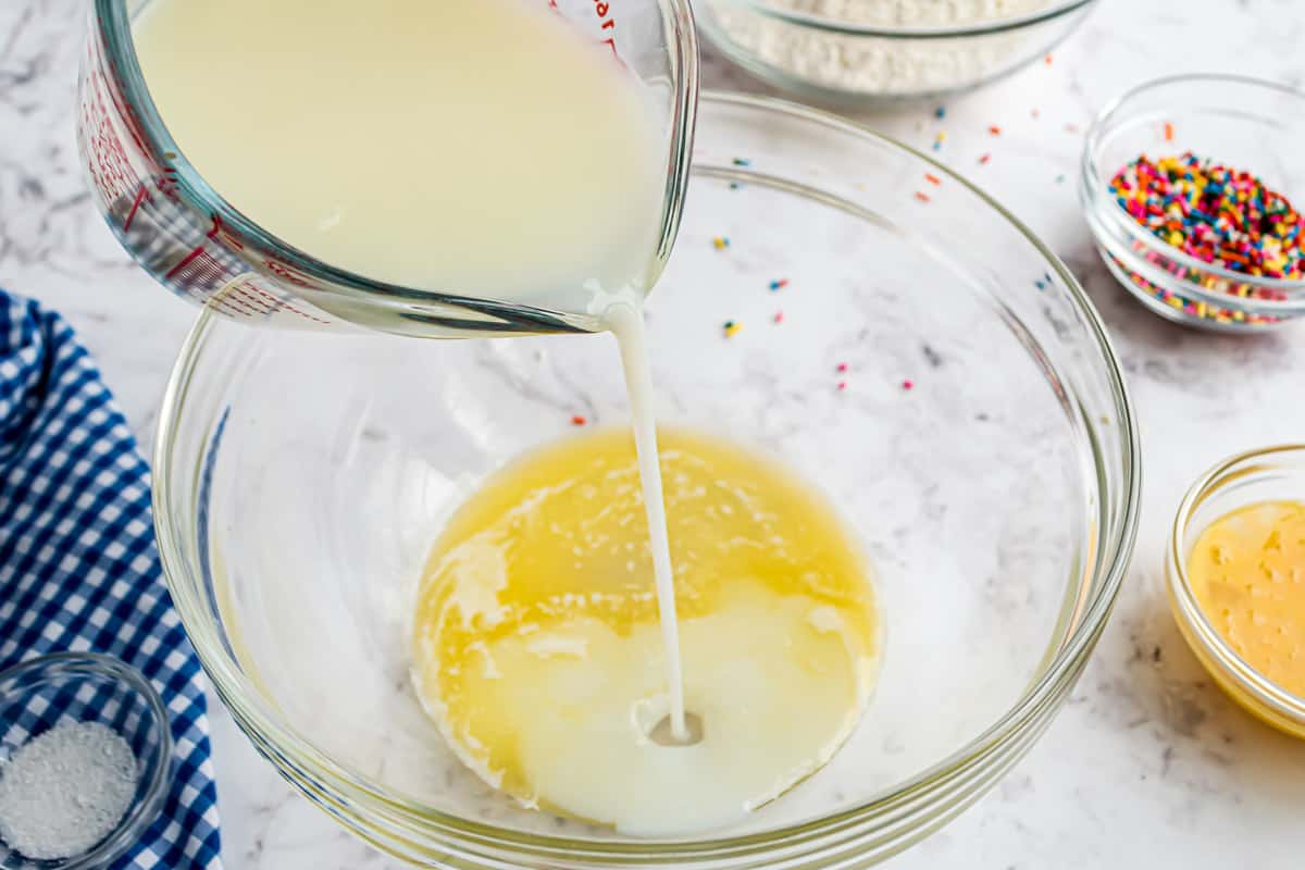 Leche vertiéndose en un tazón de huevos.