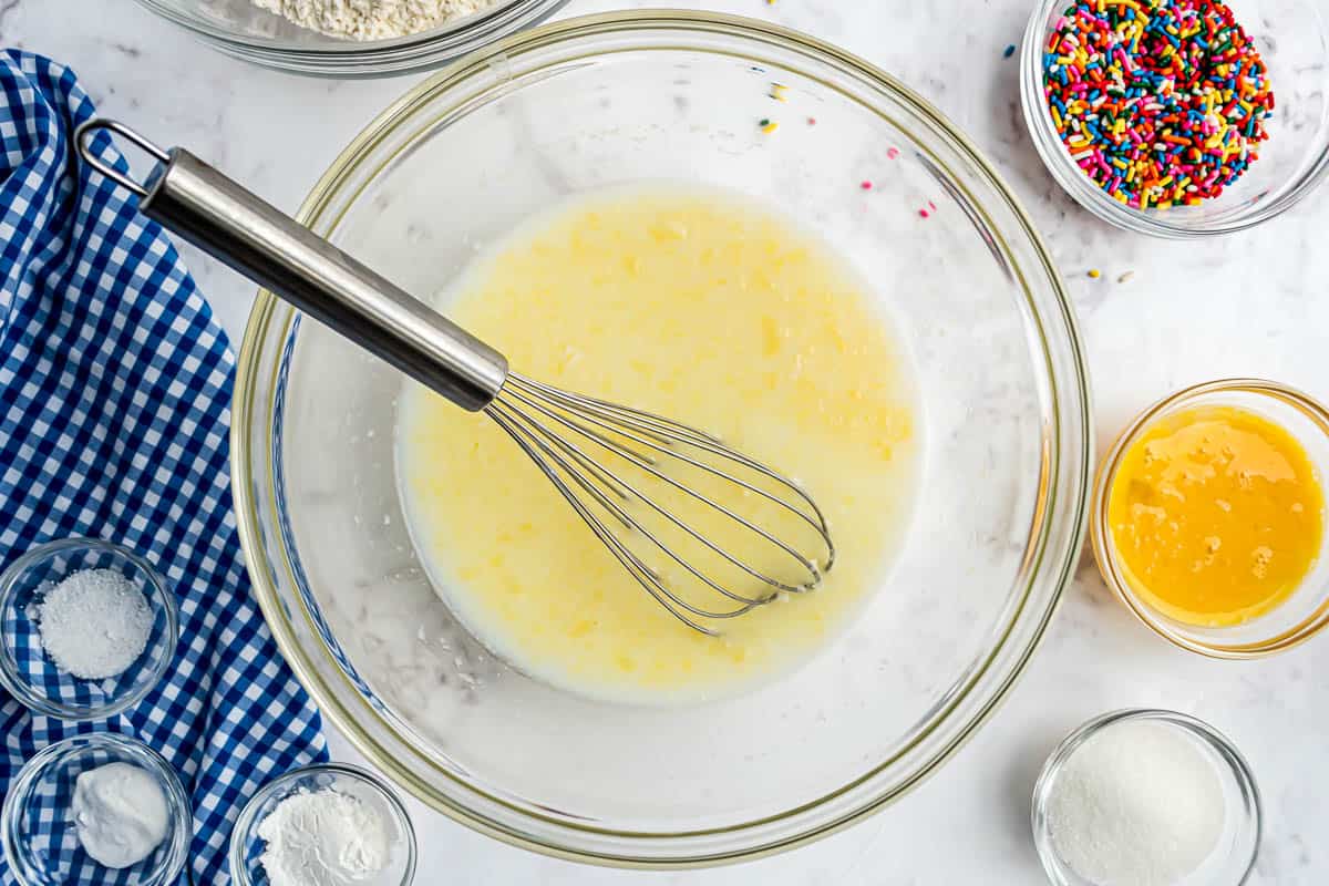 Huevos y leche mezclados juntos.