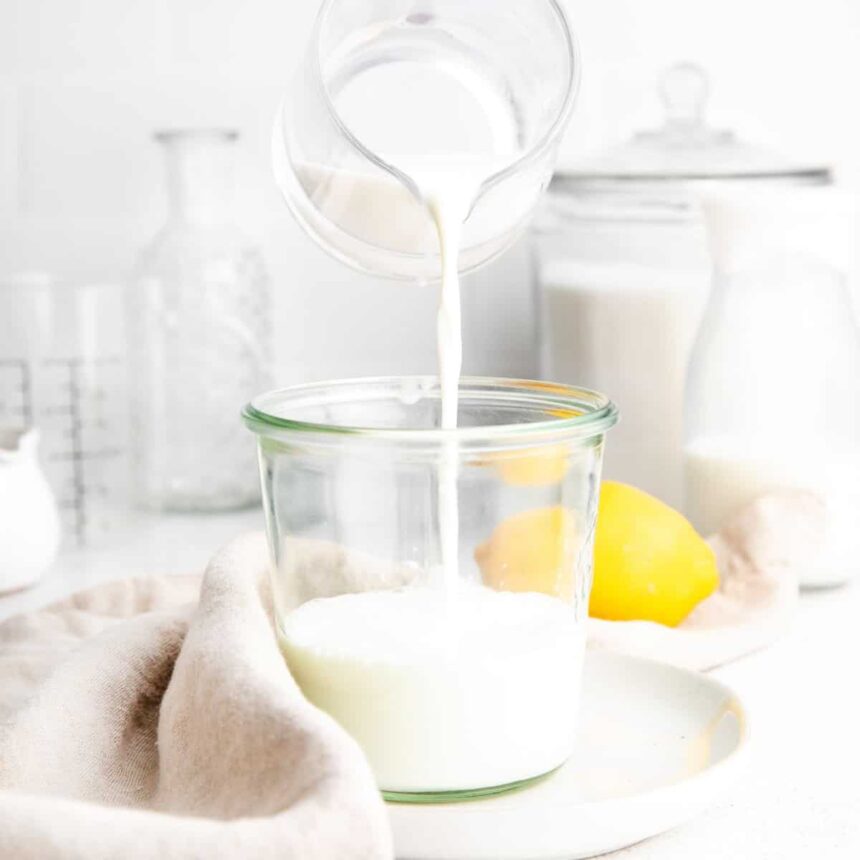 Cómo hacer un sustituto de suero de leche a partir de leche
