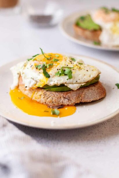 Tostada de Aguacate con Huevo