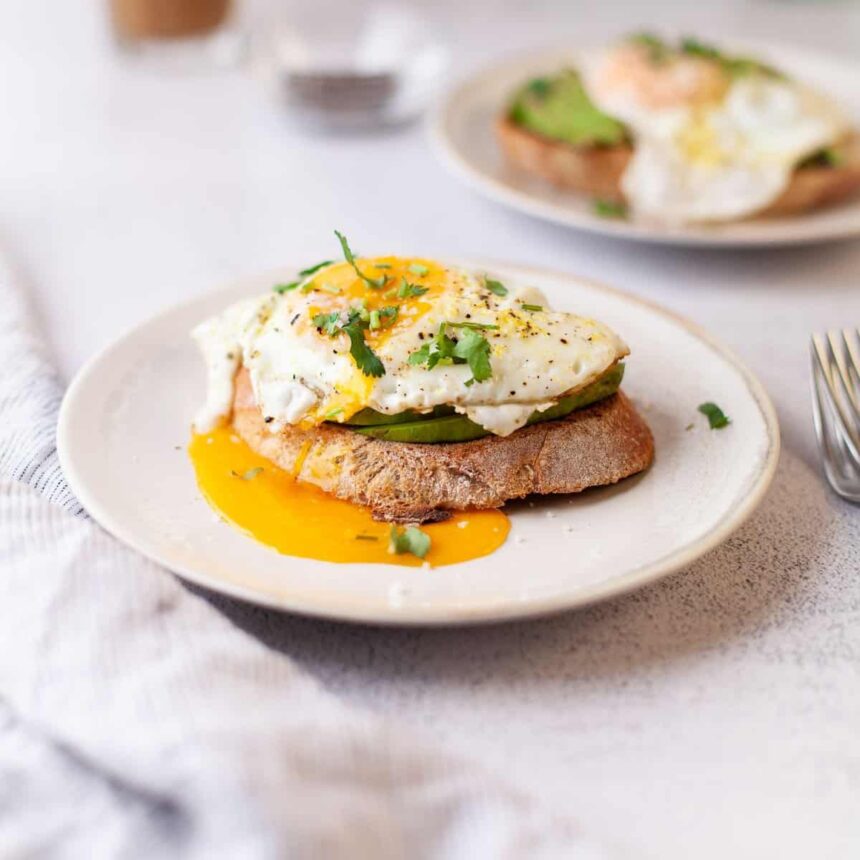 Tostada de Aguacate con Huevo