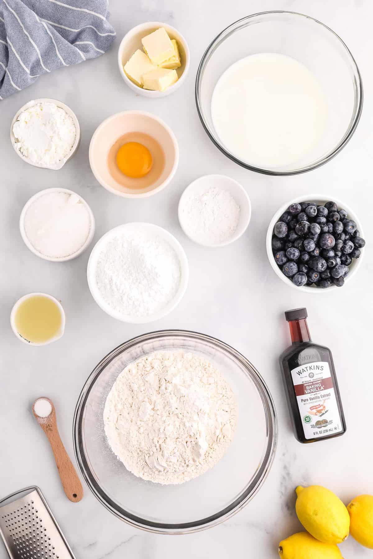 Ingredientes necesarios para la receta en cuencos separados.