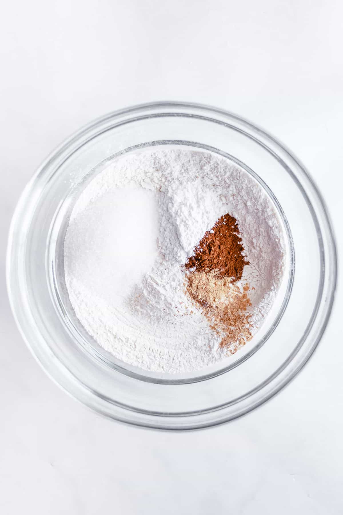 Ingredientes secos en un tazón de vidrio transparente.