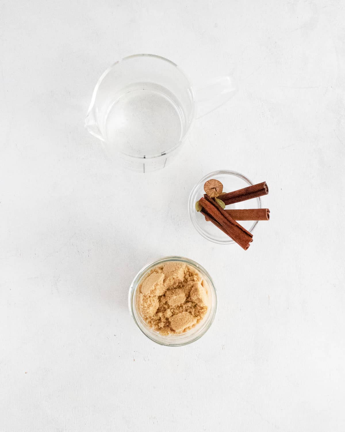 Vista aérea de los ingredientes necesarios para la receta.