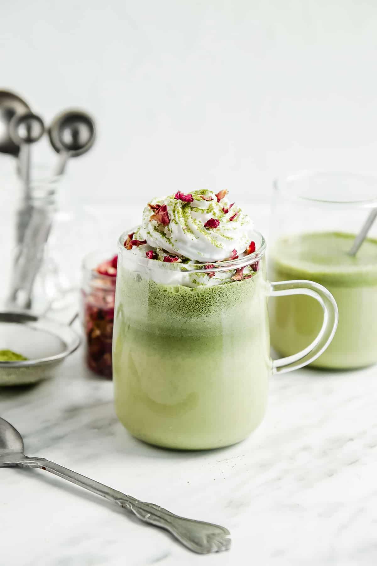 Matcha en una taza con crema batida.