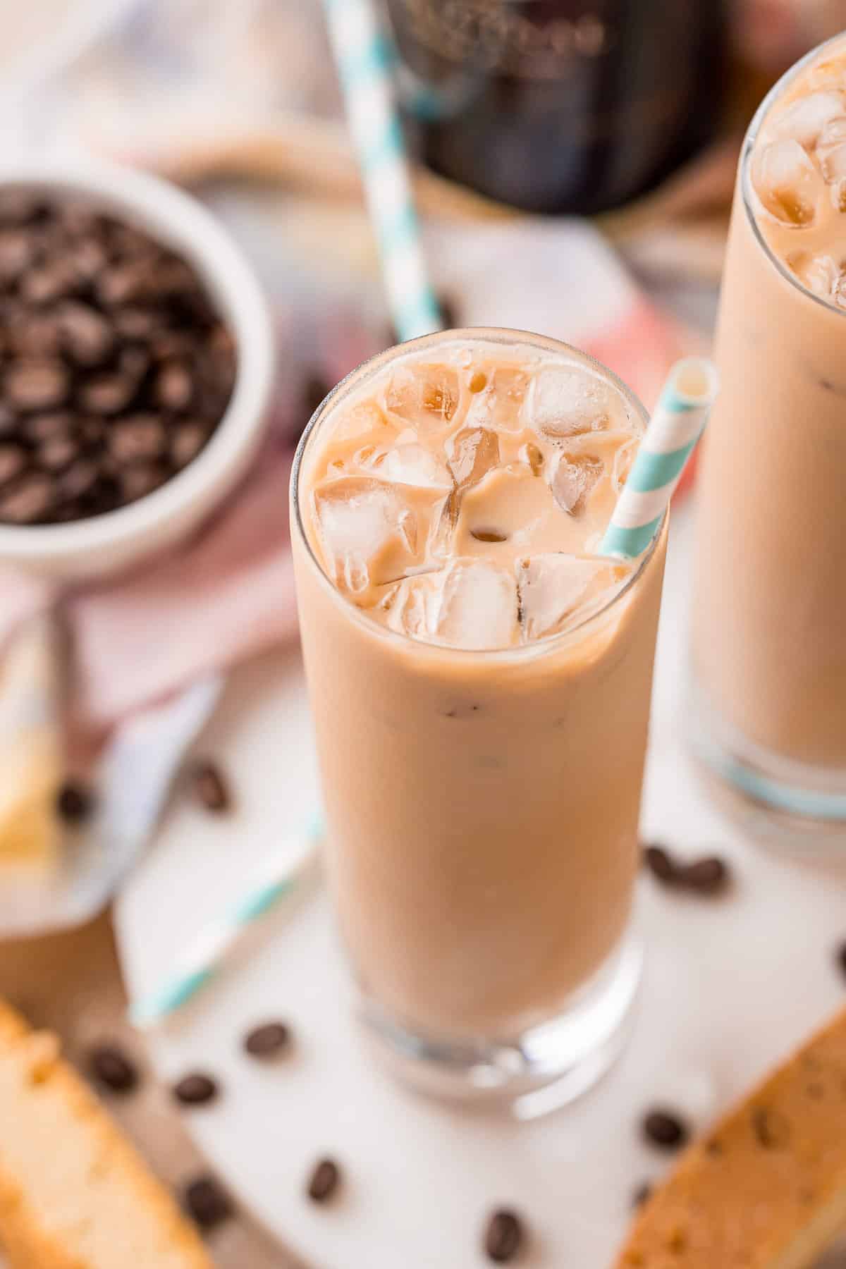 Latte helado de Bailey's con una pajita azul y blanca.