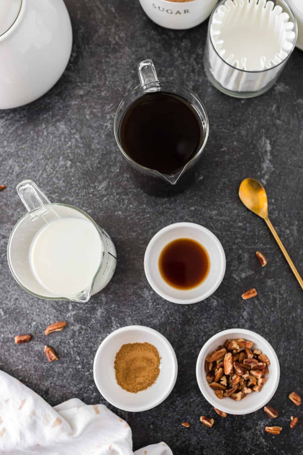 Ingredientes necesarios para la receta, incluyendo leche, nueces y café.
