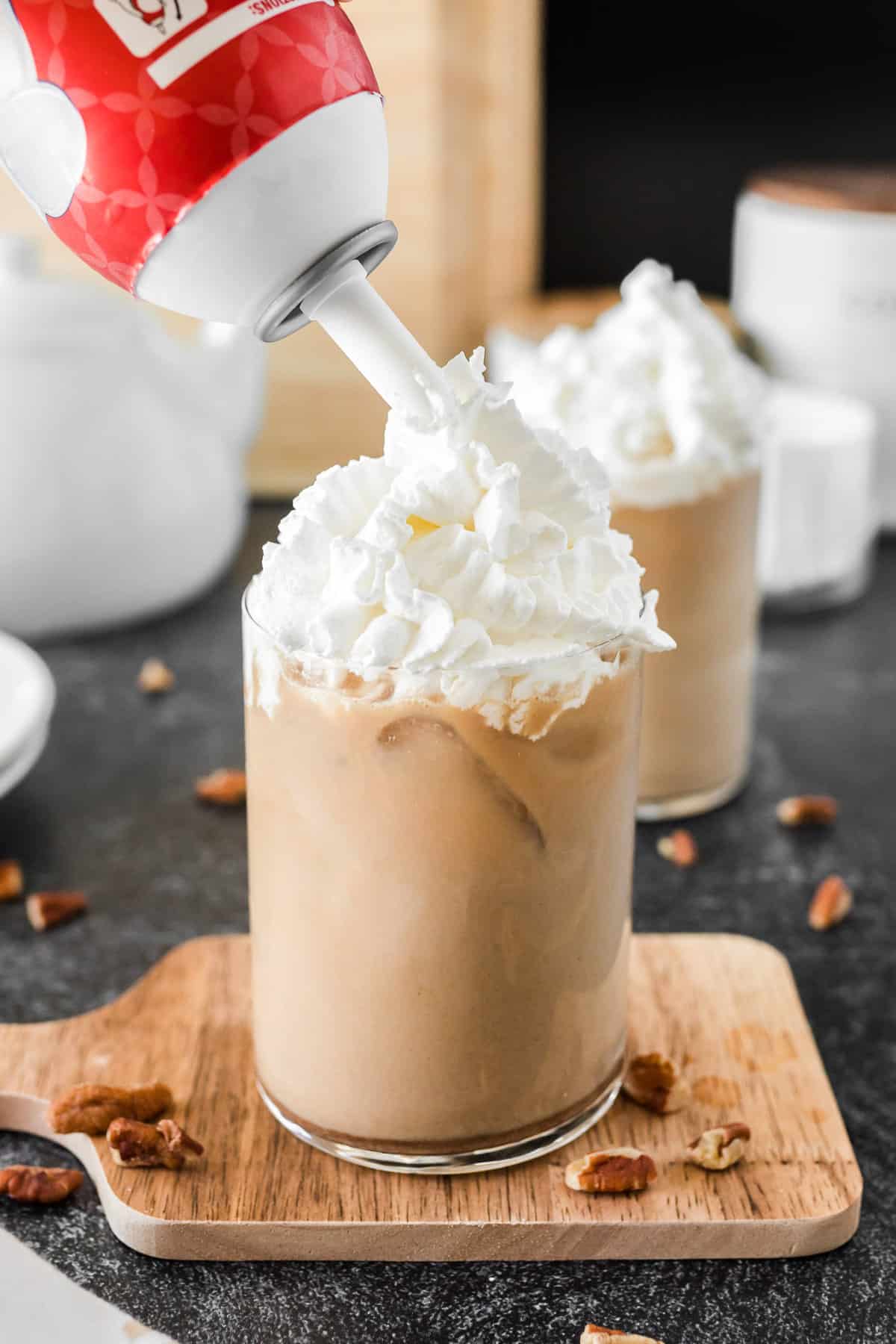 Nata montada añadiéndose al latte frío.