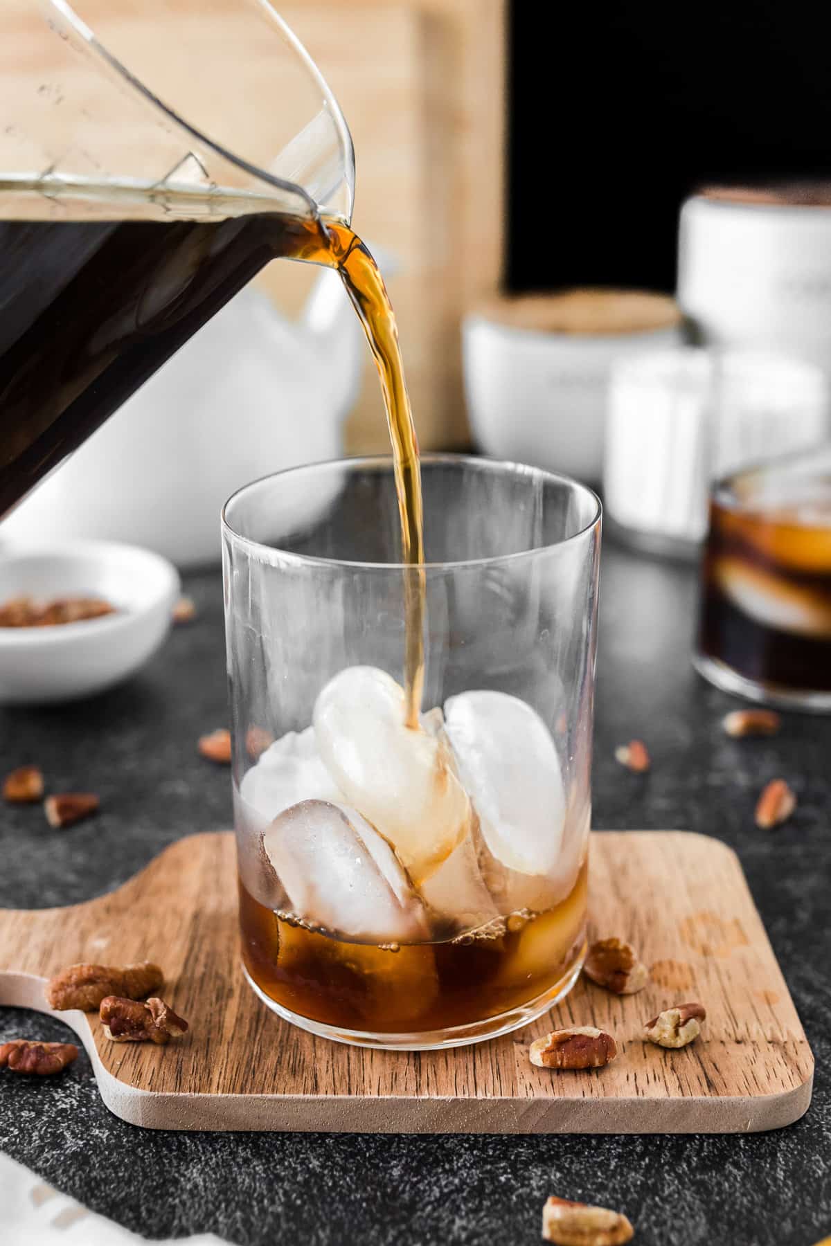 Café vertiéndose sobre hielo.