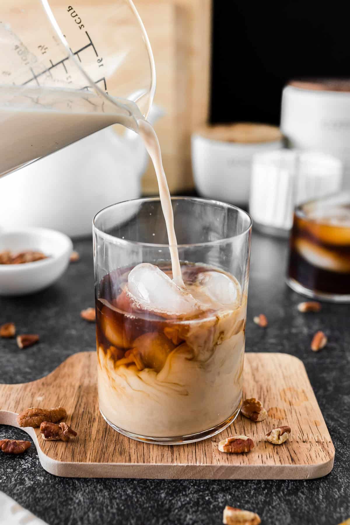 Mezcla de leche añadiéndose al vaso.