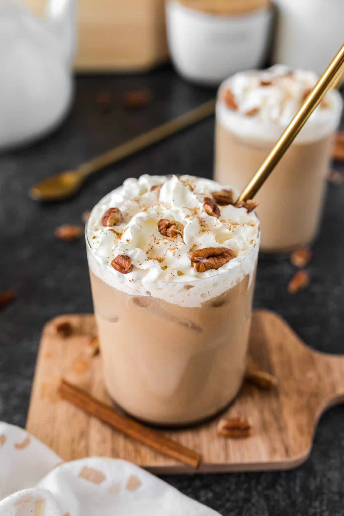 Latte frío de nuez pecana, otro en el fondo.