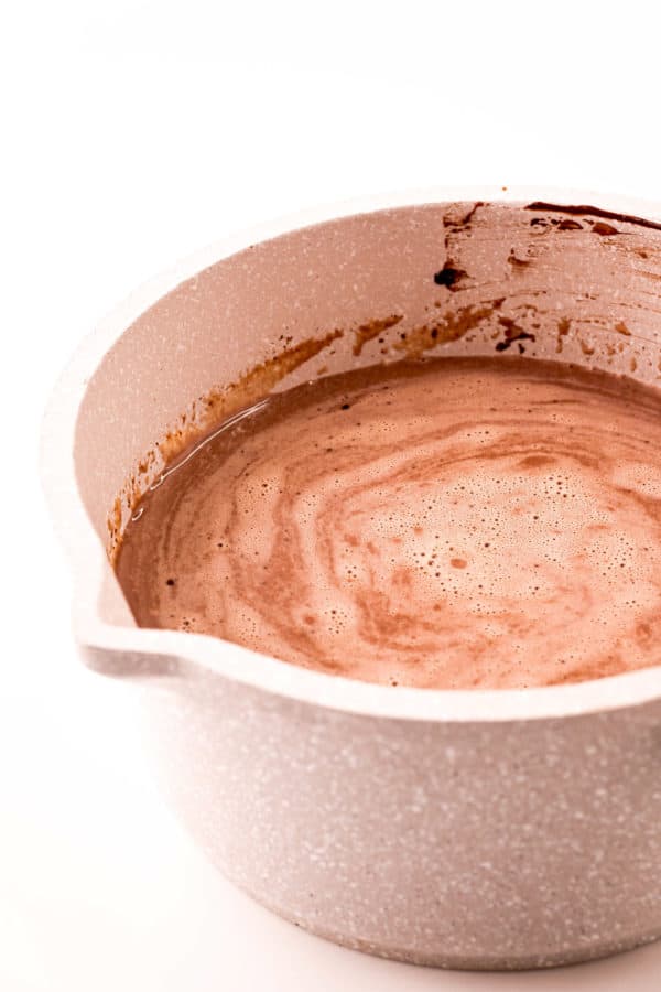 Chocolate caliente en una cacerola.