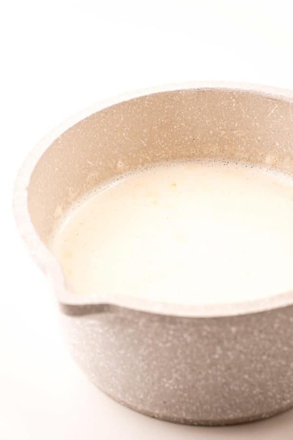 Leche en una cacerola.