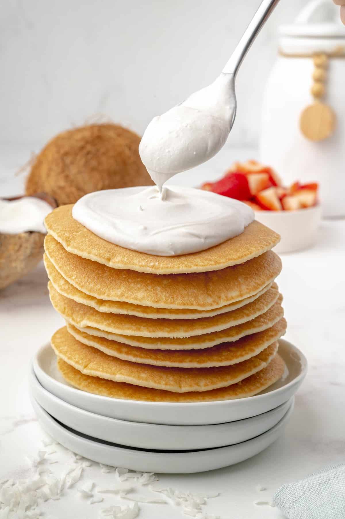 Panqueques cubiertos con crema batida de coco.