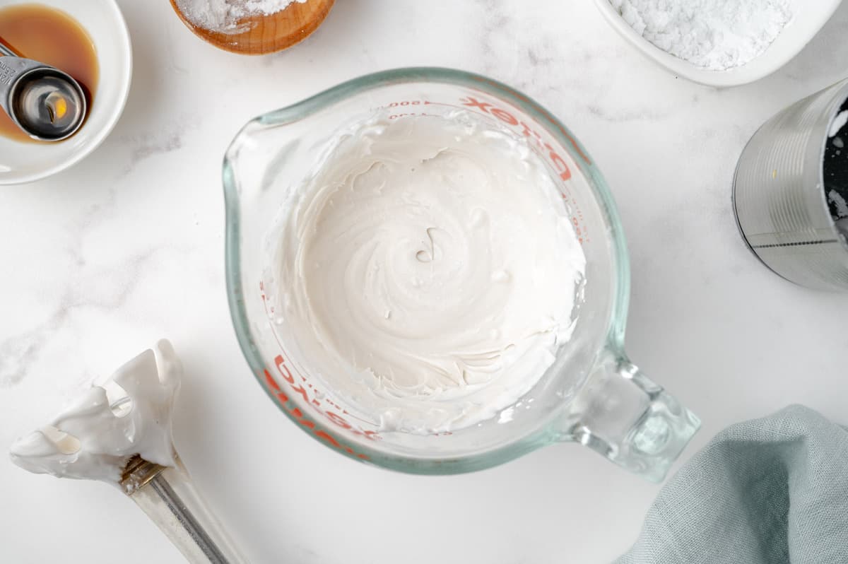 Crema batida en un bol de medir grande.