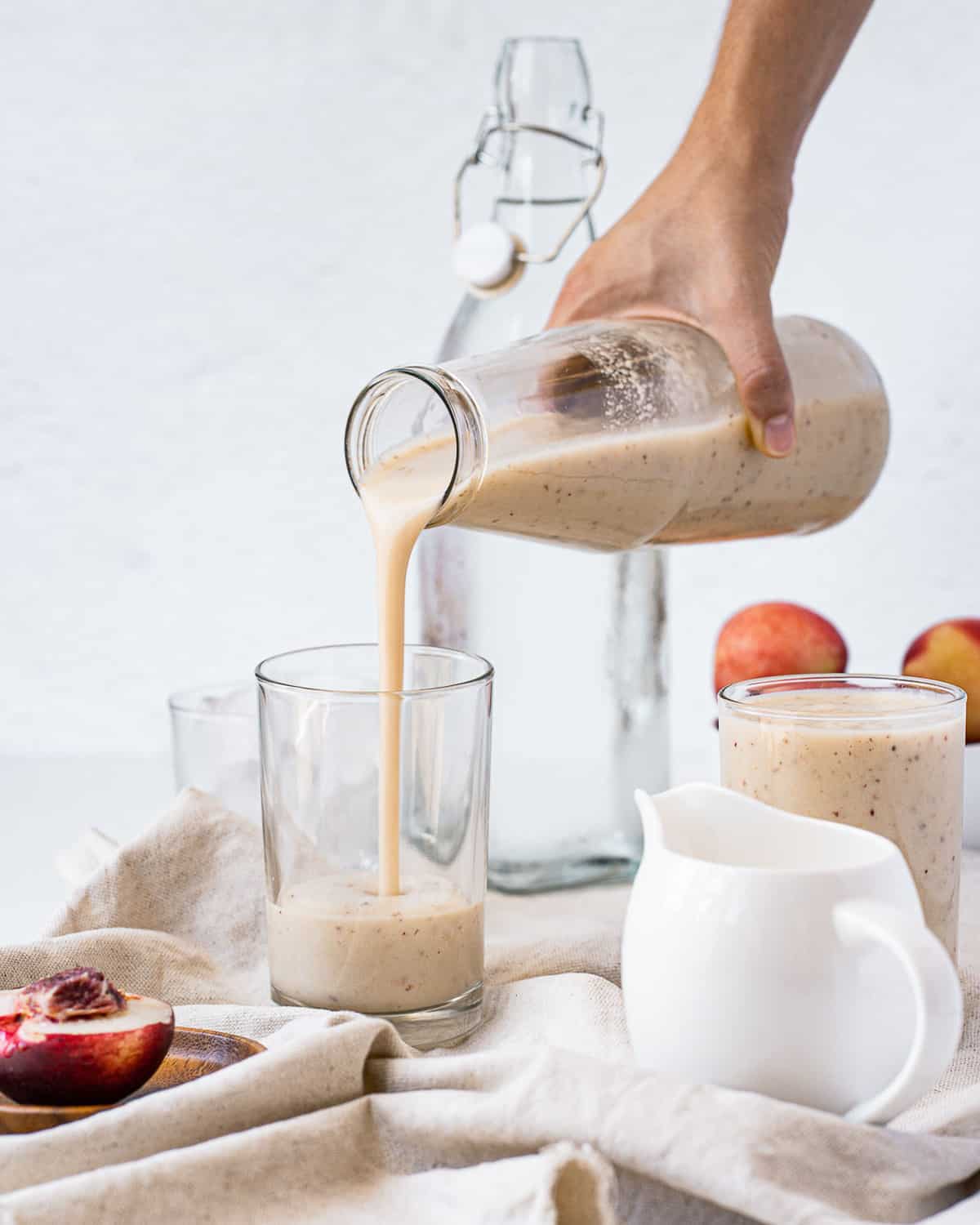 Batido siendo vertido en un vaso.