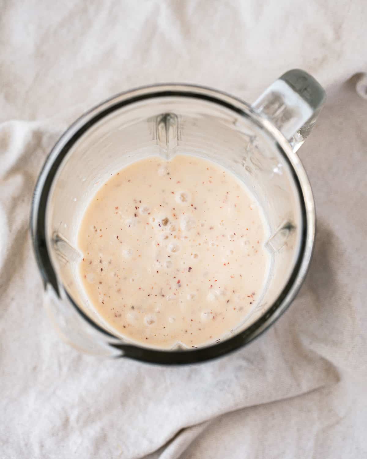 Batido mezclado en un frasco de batidora.