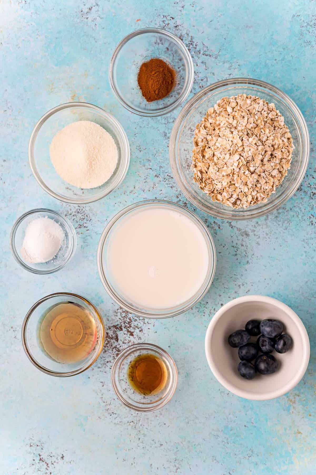 Vista aérea de los ingredientes necesarios, sobre un fondo azul.