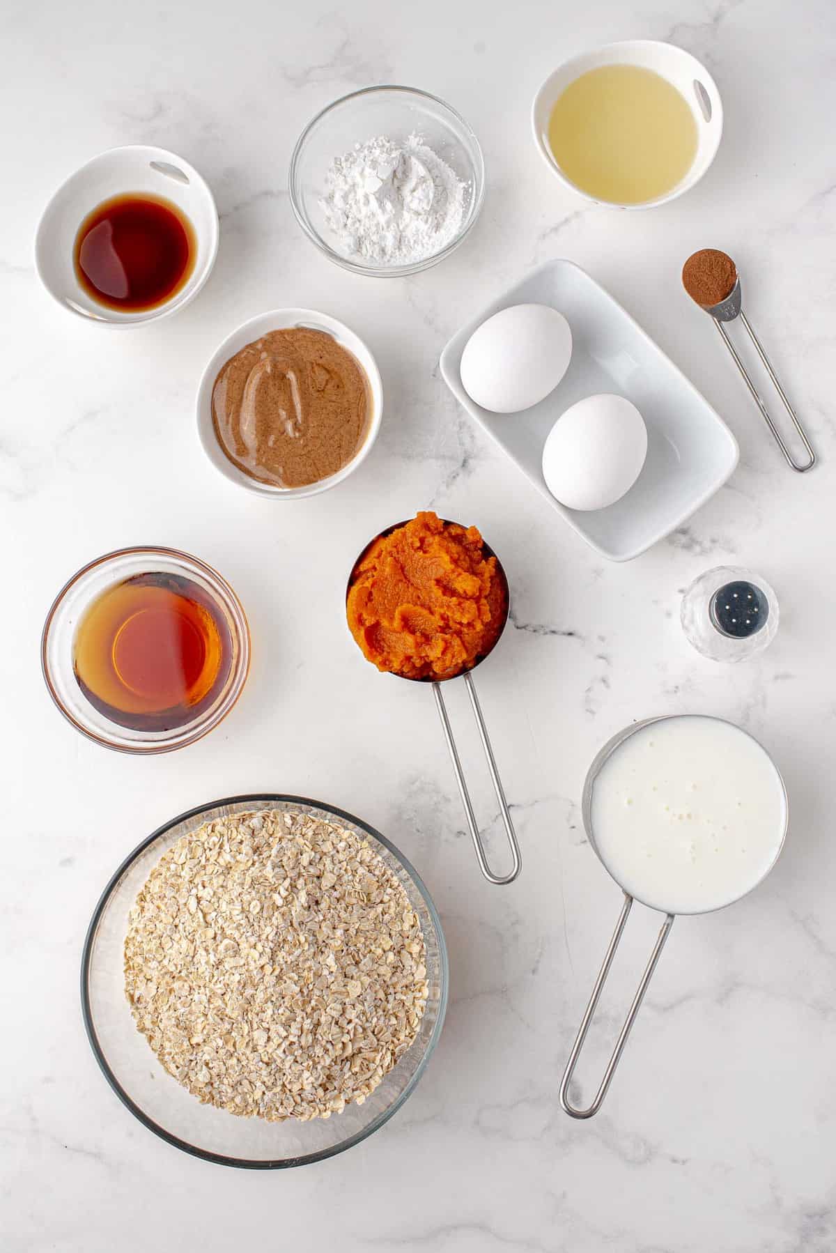 Vista aérea de los ingredientes necesarios para la receta.