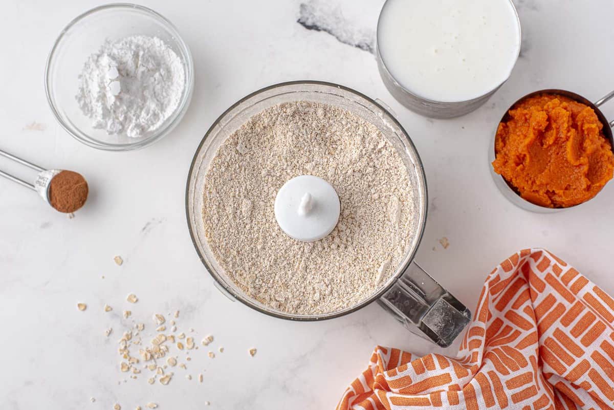 Vista aérea de la avena en un procesador de alimentos.