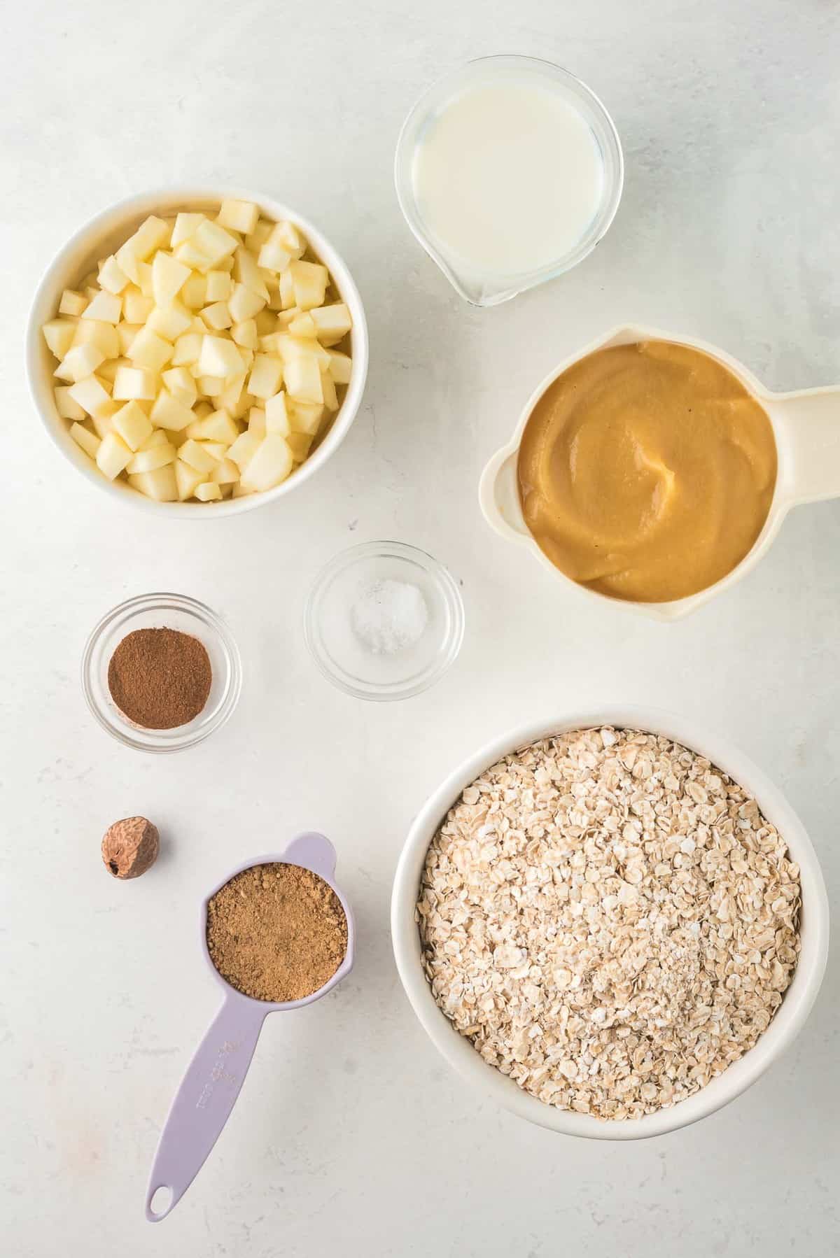 Vista superior de los ingredientes necesarios para la receta en diferentes boles.