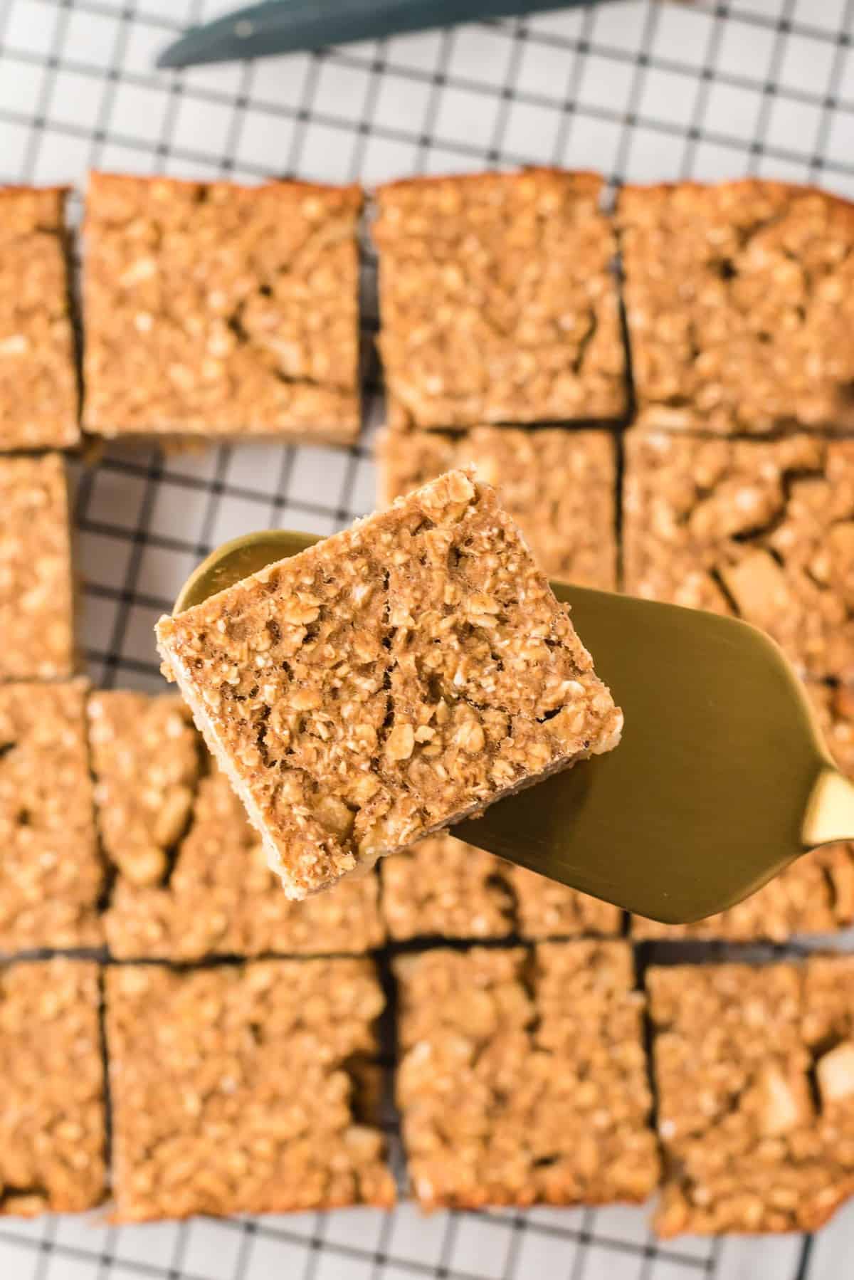 Barra de avena al horno sobre una espátula.