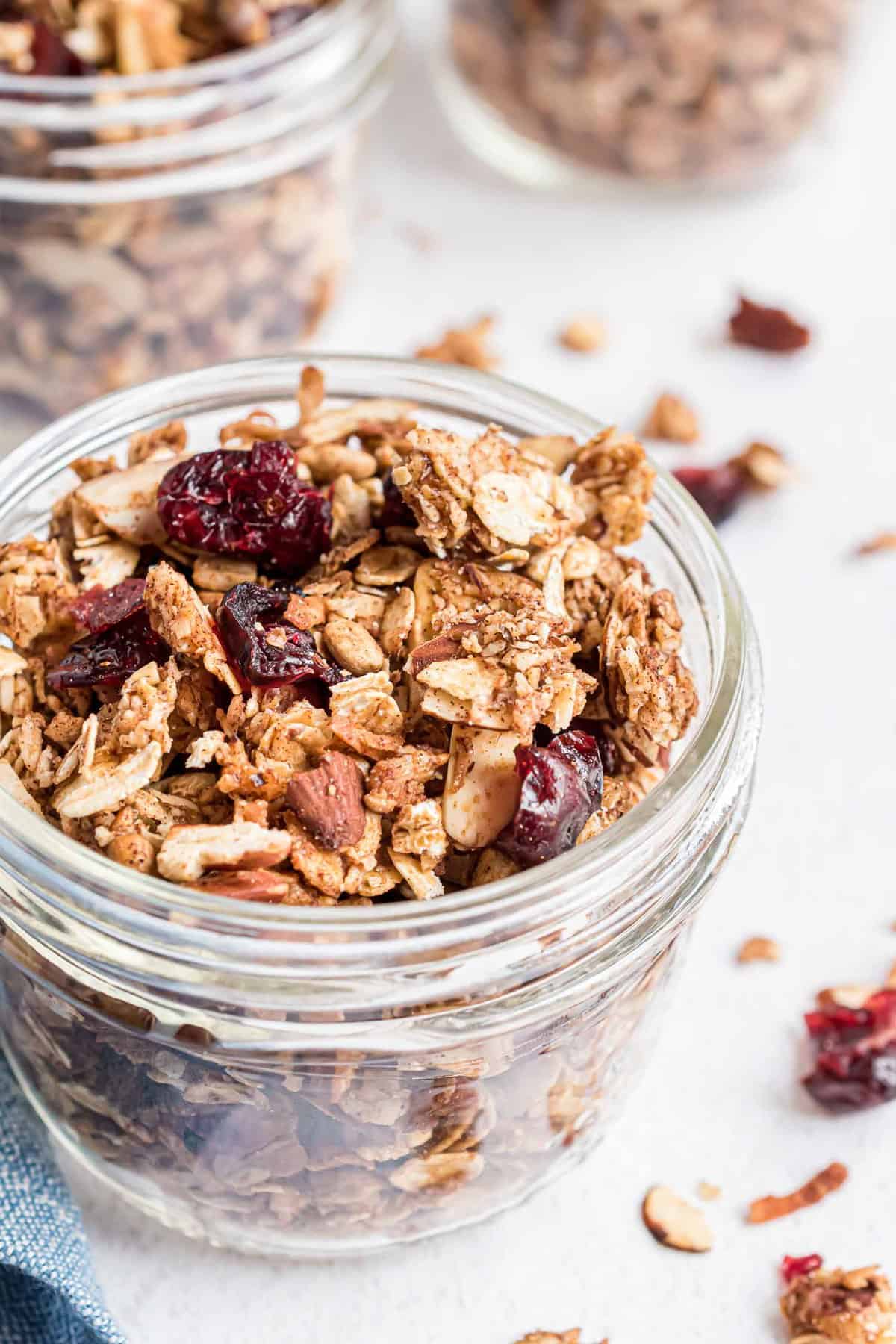 Granola en un pequeño tarro de vidrio.