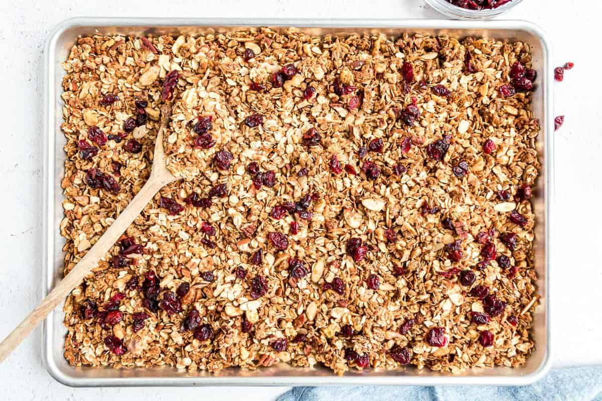 Arándanos secos añadidos a la granola.