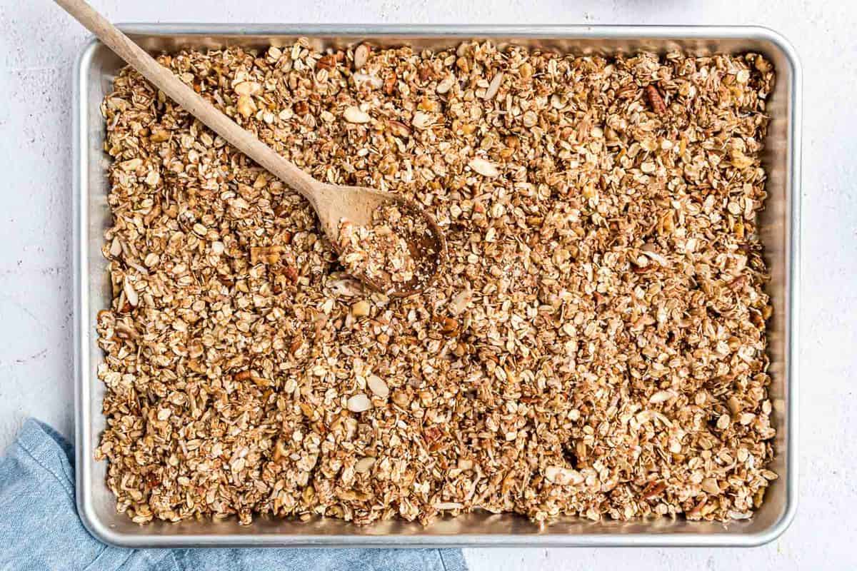Granola cruda en una bandeja de hornear.