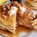 Panqueques de Plátano con Mantequilla Marrón
