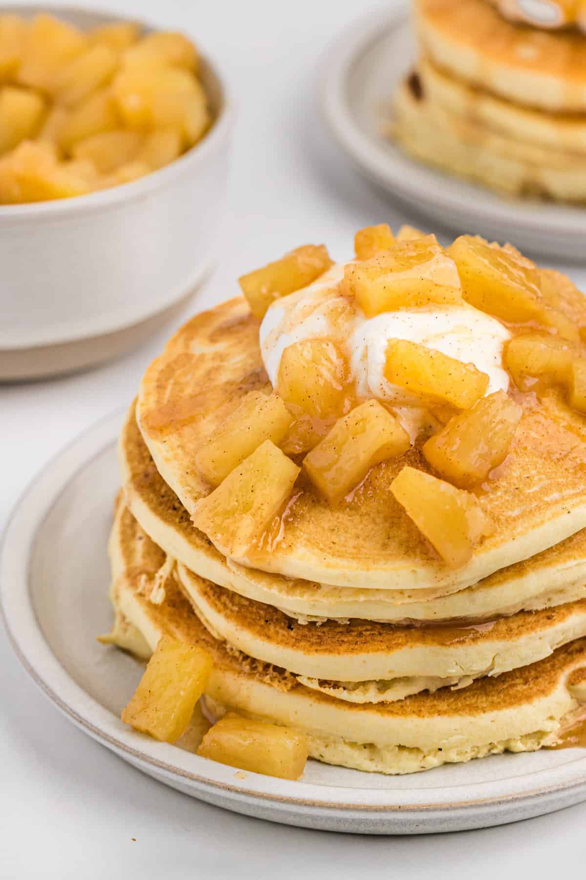 Salsa de piña encima de una pila de panqueques.