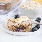 Avena al horno con plátano y arándanos