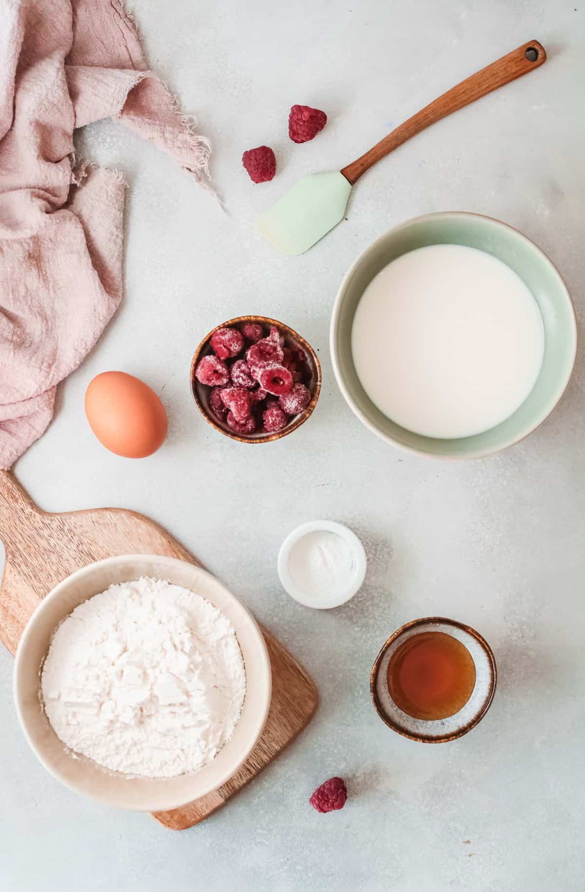 Vista aérea de ingredientes en tazones separados.
