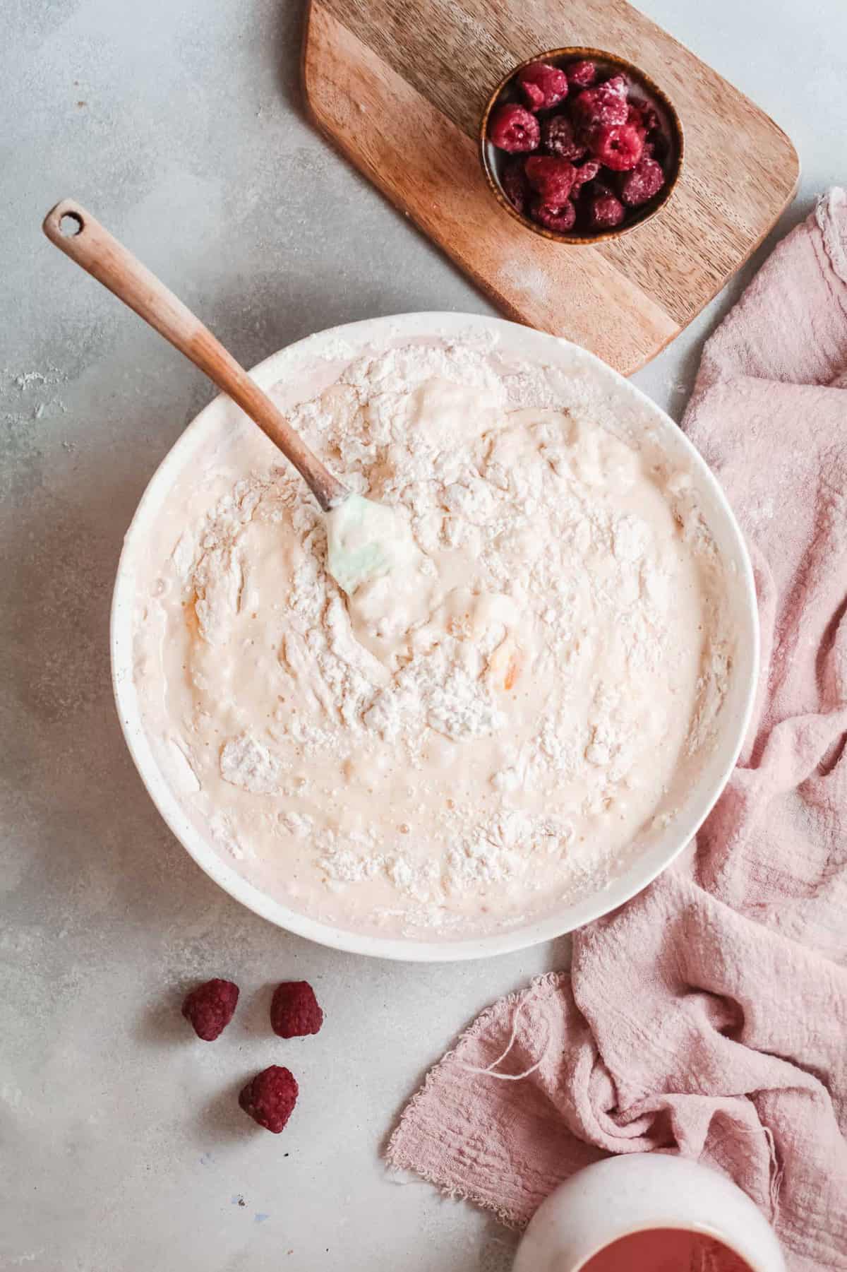 Masa de panqueque en un bol de mezcla.