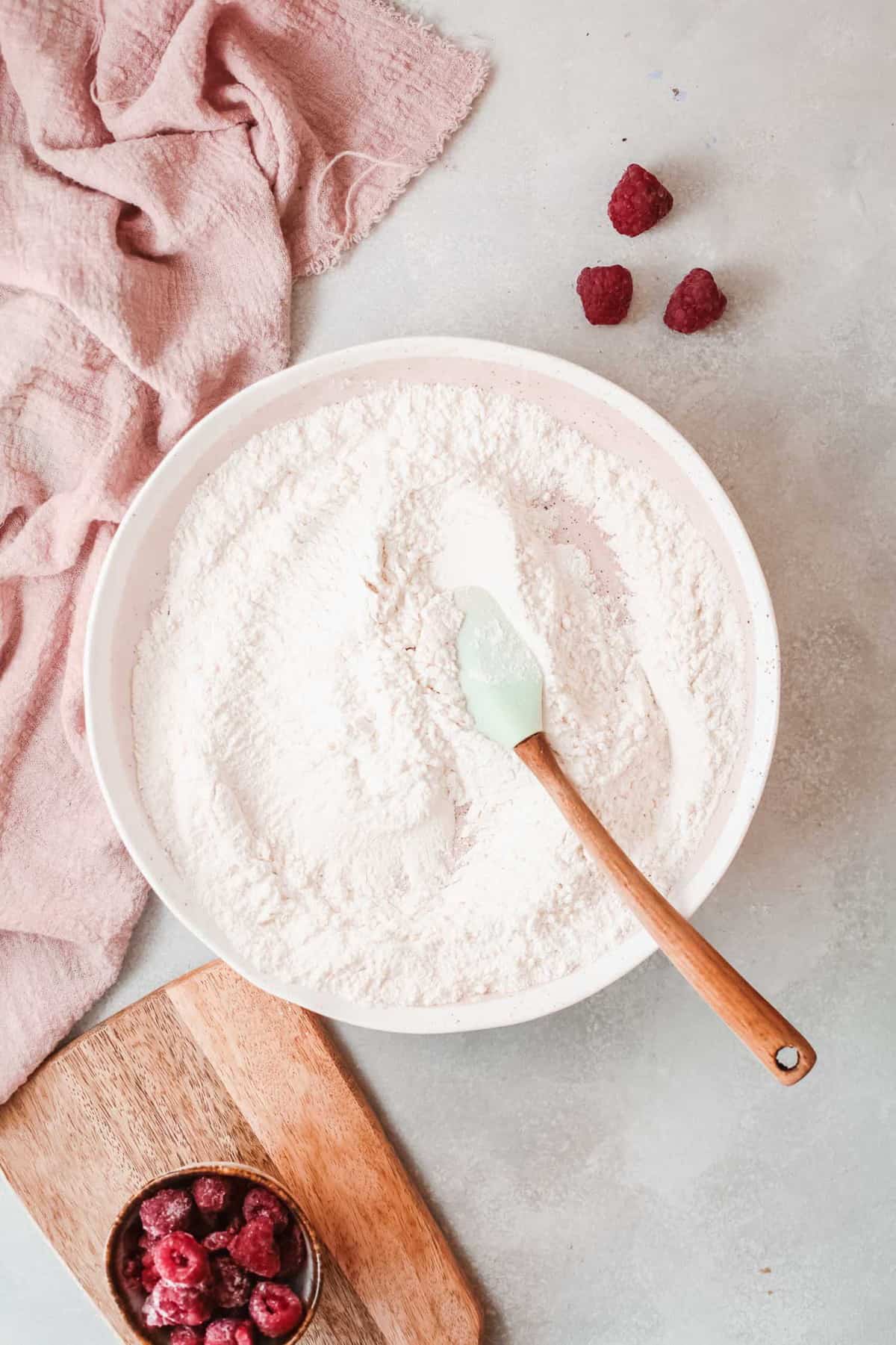Ingredientes secos en un tazón rosa.