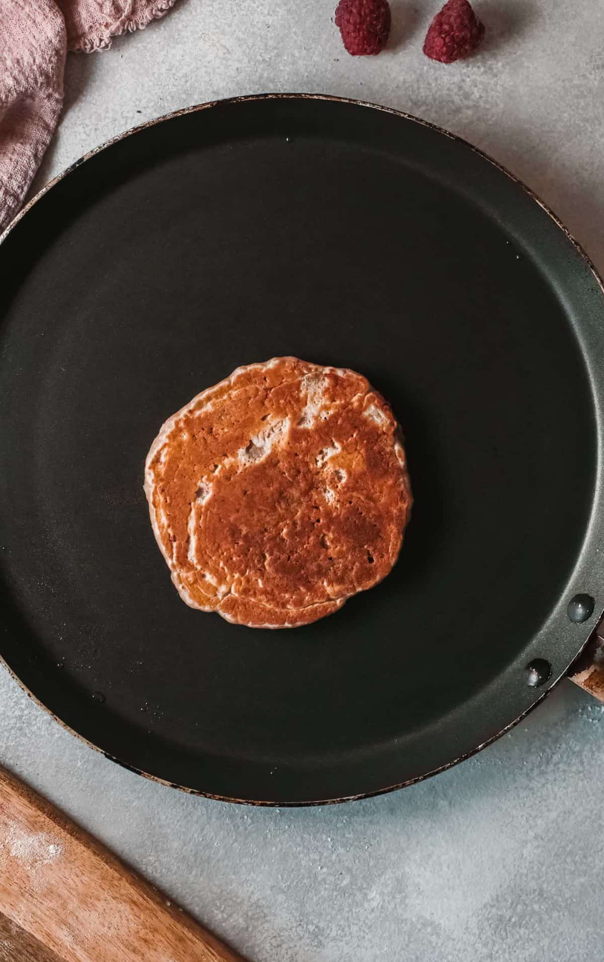 Un solo panqueque en una plancha.