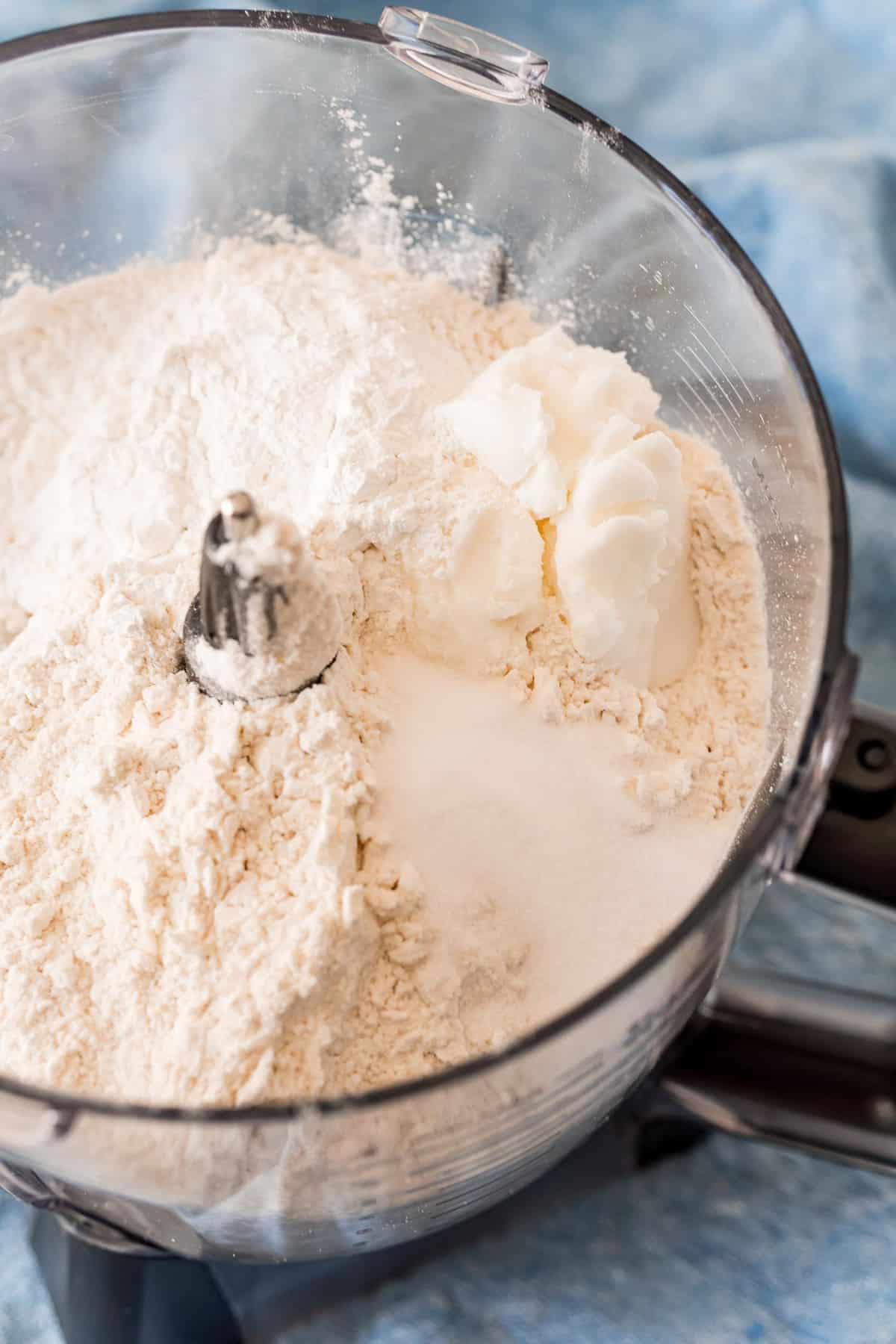 Ingredientes secos y grasa en un procesador de alimentos.