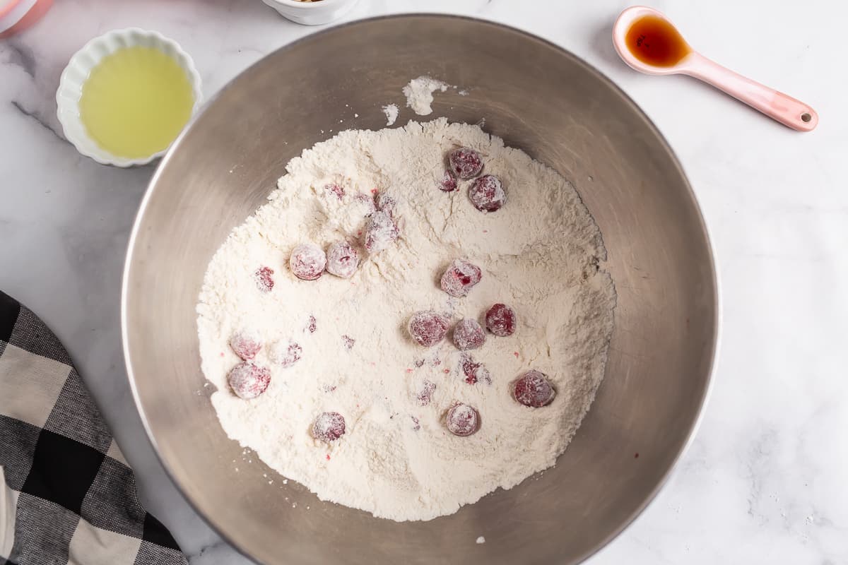 Cerezas mezcladas con ingredientes secos.