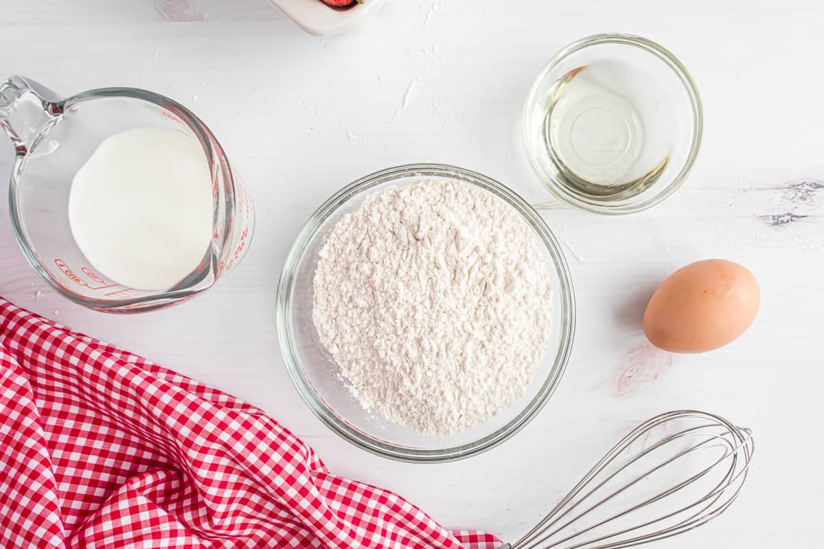 Ingredientes necesarios para hacer panqueques usando mezcla casera.